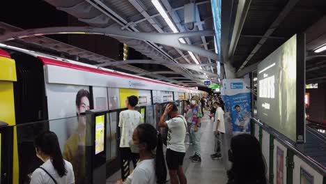Reisende-Warten-In-Der-Bangkoker-U-Bahn,-Während-Der-Nahverkehrszug-Ankommt-Und-Geladen-Wird