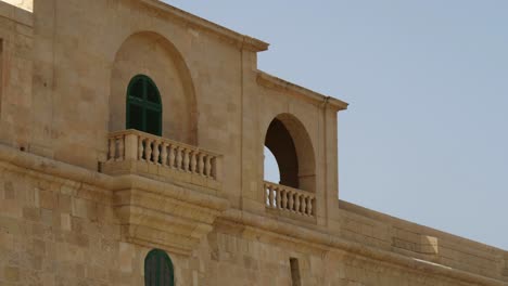 Nahaufnahme-Eines-Balkons-Im-National-War-Museum---Fort-Saint-Elmo,-Valletta