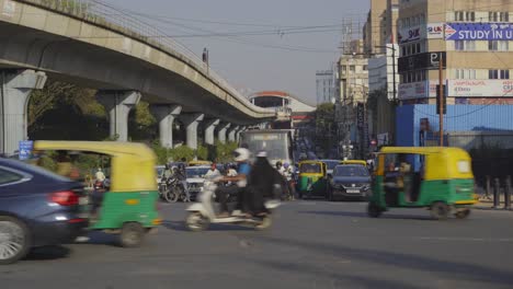 Bengaluru-Verkehr-Mit-Blick-Auf-Die-U-Bahn-Station-Mg-Road,-Indien