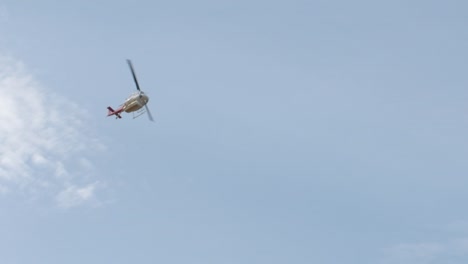 Helicóptero-Bombardero-De-Agua-Respondiendo-A-Un-Incendio-Forestal-Rural