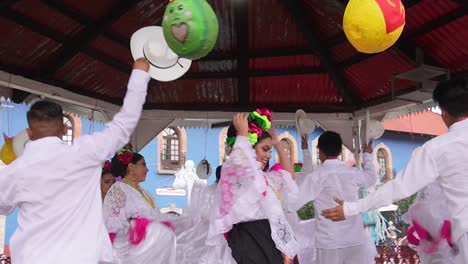 Toma-En-Cámara-Lenta-De-Pareja-De-Baile-Tradicional-Con-Arcos-En-Mineral-Del-Chico-Hidalgo-México