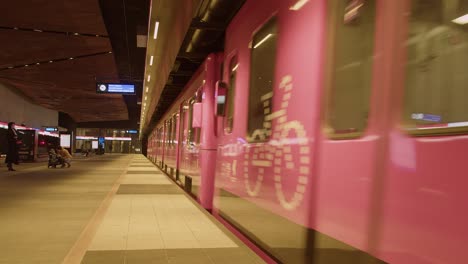 Der-Saubere,-Glänzende-Nahverkehrszug-Kommt-An-Der-Dunklen-U-Bahn-Station-An