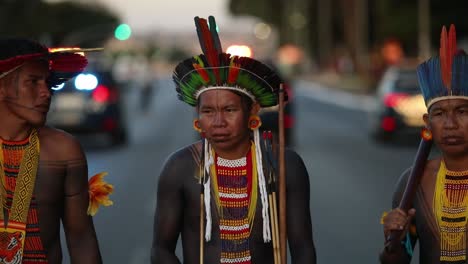 Jóvenes-Guerreros-Indígenas-Amazónicos-Frente-Al-Coche-De-Policía-Protestando-Por-Demarcaciones-De-Tierras.