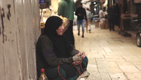 Muslimische-Obdachlose-Bettelt-An-Der-Straßenecke