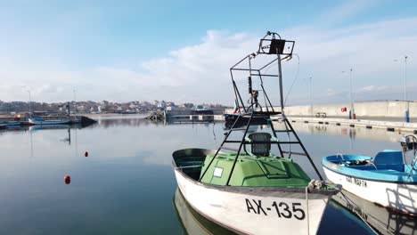 Festgemachte-Fischereifahrzeuge-Im-Neu-Errichteten-Hafen-An-Der-Schwarzmeerküste