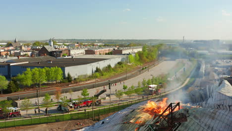 Luftaufnahme-Einer-Brennenden-Zuckerfabrik-Mit-Feuerwehrautos-Dahinter