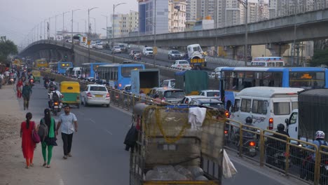 Vielbeschäftigte-Autos-Mit-Staus-In-Der-Hauptverkehrszeit-Auf-Der-Autobahn-Auf-Einer-Brücke-In-Bengaluru,-Einer-Stadt-In-Südasien,-Bengaluru-Bei-Sonnenuntergang,-Kreuzung,-Weitwinkelaufnahme