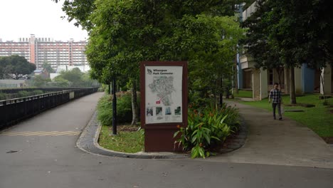 Vista-De-Un-Hombre-Caminando-Rápidamente-En-El-Conector-Del-Parque-Whampoa-En-Singapur