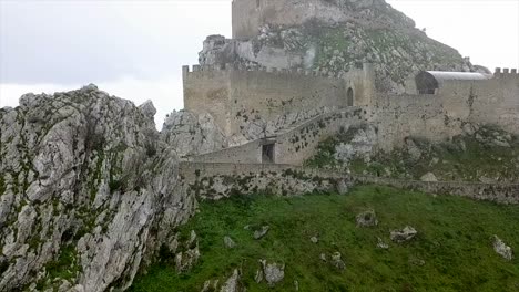 Rotierende-Aufnahme-Um-Das-Schloss-Mussomeli-Chiaramonte-In-Sizilien-Bei-Starkem-Regen