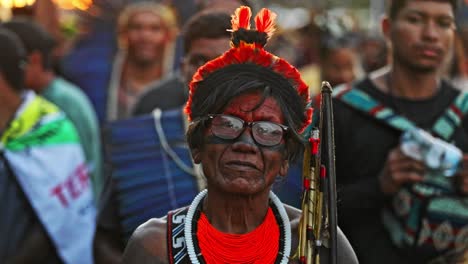Anciana-Indígena-En-Una-Protesta-En-El-Congreso-Brasileño