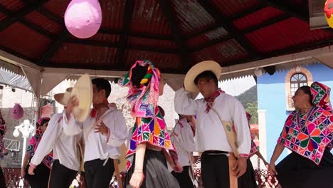 Aufnahme-Eines-Traditionellen-Tanzes-In-Paaren-Mit-Traditioneller-Bauernkleidung-In-Hidalgo,-Mexiko