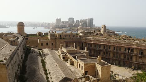 Blick-Vom-National-War-Museum---Fort-Saint-Elmo,-Valletta,-Marsamxett-Harbour-Und-Sliema-Im-Hintergrund
