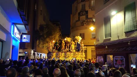 Christliche-Karwoche-Parade-In-Den-Straßen-Von-Malaga-Bei-Nacht