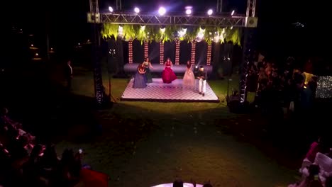 Un-Grupo-De-Chicas-Bailando-En-Una-Función-Hindú-En-Un-Resort-De-Kenilworth-En-El-Sur-De-Goa,-India