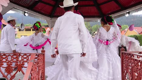 Zeitlupenaufnahme-Eines-Traditionellen-Indigenen-Tanzes-In-Hidalgo,-Mexiko