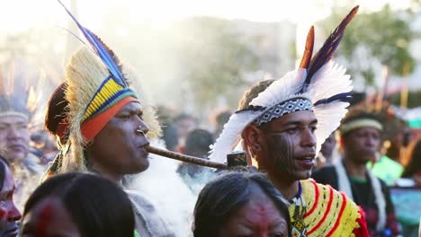 Ein-Xaman,-Der-Während-Einer-Protestaktion-In-Brasilien-Eine-Pfeife-Raucht