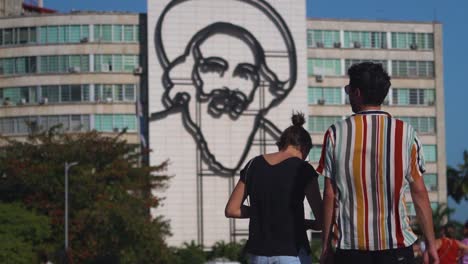 Touristenpaar-Spielt-Auf-Dem-Che-Guevara-Platz-In-Havanna