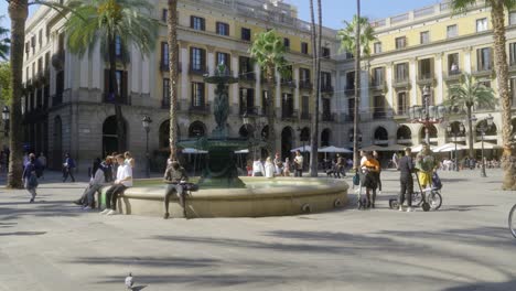 Plaça-Reial-in-Barri-Gothic-Quarter-in-Barcelona,-Spain