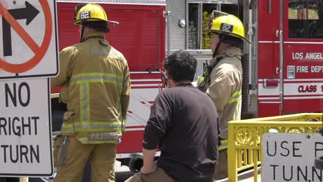 Feuerwehrleute-Untersuchen-Patienten-Vor-Ort