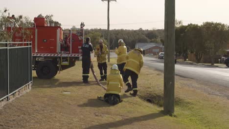 Feuerwehrleute-Der-Ländlichen-Feuerwehr-Von-NSW-Füllen-Ihren-Wasservorrat-Aus-Einem-Hydranten-Auf,-Bevor-Sie-Zu-Einem-Ländlichen-Buschfeuer-Zurückkehren