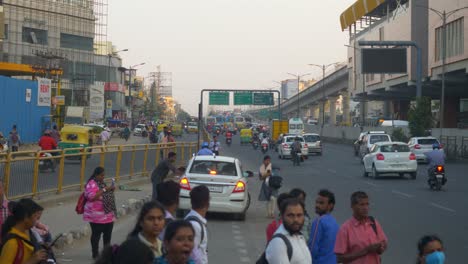 Desorden-De-Tráfico-En-Hora-Punta-En-Hosur-Road,-Cerca-De-La-Autopista-Silk-Board-Junction,-Gran-Angular,-Bangalore,-India