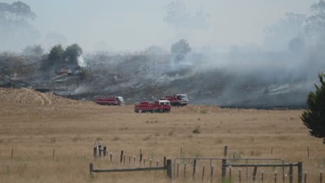 Feuerwehrautos-Fahren-Entlang-Der-Grasbrandfläche-Im-Australischen-Outback