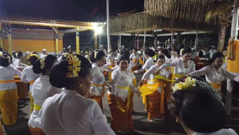 Balinesische-Schöne-Frauen-Führen-Nachts-Rejang-Tanz-In-Tempelzeremonien-Mit-Make-up-Und-Traditionellen-Hinduistischen-Religiösen-Weißen-Outfits-Auf