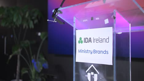 Präsentation-Der-Marken-Von-Ida-Ireland-Und-Ministry-Auf-Einem-Podium-Während-Einer-Veranstaltung