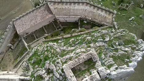 Drone-view-of-the-internal-of-Chiaramonte's-Castle-in-Mussomeli,-the-town-in-Sicily-where-houses-are-for-sale-at-1-Euro