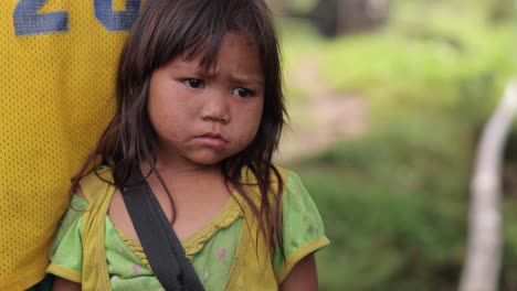 Trauriges-Asiatisches-Mädchen-Aus-Kinderarmut,-Das-In-Einem-Kleinen-Dorf-In-Den-Armen-Ethnischen-Philippinen-In-Den-Bergen-Lebt