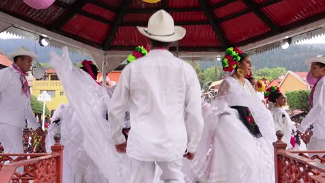 Zeitlupenaufnahme-Eines-Traditionellen-Tanzes-Mit-Indigenem-Zapateado-In-Mineral-Del-Chico-Hidalgo,-Mexiko