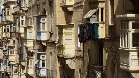 Traditionelle-Balkone-In-Einer-Schmalen-Hügeligen-Straße-In-Valletta