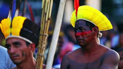 Zwei-Bemalte-Krieger-Protestieren-Gegen-Die-Abgrenzung-Indigenen-Landes