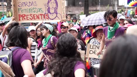 Un-Grupo-De-Mujeres-Vestidas-Con-Camisetas-Moradas-Toca-La-Batería-Durante-Una-Protesta-En-Rechazo-A-La-Violencia-Y-El-Abuso-De-Los-Hombres-Hacia-Las-Mujeres.
