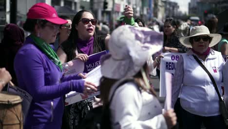 Varias-Mujeres-Están-Presentes-En-Una-Manifestación-A-Favor-De-Los-Derechos-De-La-Mujer,-La-Igualdad-De-Género-Y-En-Rechazo-Al-Aumento-De-La-Violencia-Y-El-Abuso-Hacia-Las-Mujeres.