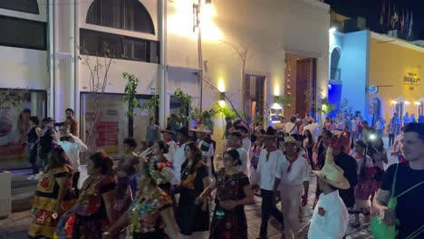 Toma-En-Cámara-Lenta-Del-Carnaval-De-Yucatán-Por-La-Noche