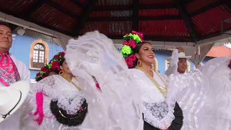 Zeitlupenaufnahme-Eines-Traditionellen-Tanzpaares-Mit-Sombrero-In-Mineral-Del-Chico-Hidalgo,-Mexiko