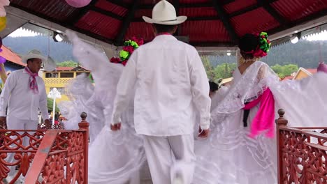 Zeitlupenaufnahme-Eines-Traditionellen-Indigenen-Frauentanzes-In-Mineral-Del-Chico-Hidalgo,-Mexiko