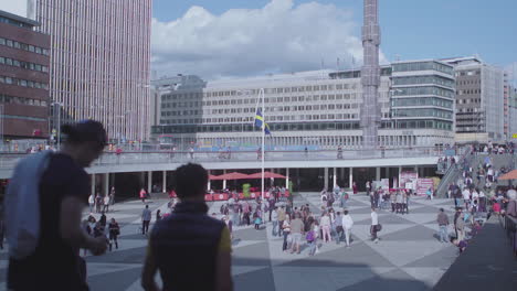 Compradores-Y-Turistas-Caminando-Por-Las-Calles-De-La-Ciudad-De-Estocolmo.