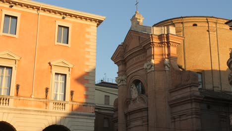 Low-Angle-Aufnahme-Des-Alten-Historischen-Stadtkirchengebäudes-In-Forli,-Italien,-Am-Abend