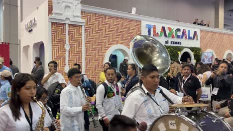 Toma-En-Cámara-Lenta-De-Músicos-Callejeros-Tradicionales-Mexicanos