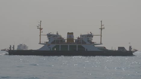 El-Ferry-De-Pasajeros-Navega-Por-Bospherus-De-Asia-A-Europa-Cruzando-Estambul