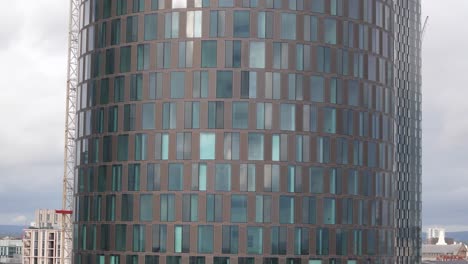 Nahaufnahme-Einer-Luftaufnahme-Von-Manchester-Deansgate,-Die-über-Die-Modernen-Wolkenkratzer-Des-Geschäftsviertels-Aus-Geometrischem-Glas-Fliegt