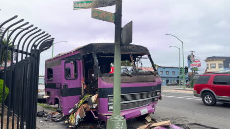 Verbranntes-Verlassenes-Fahrzeug-Mit-Müll-Auf-Der-Straße-In-Oakland,-Kalifornien