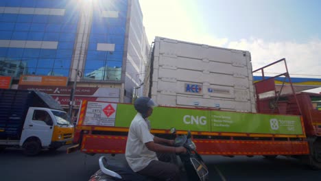 Mobile-Gasbetankungseinheit-Für-Den-Transport-Von-Komprimiertem-Erdgas,-Geparkt-An-Der-Tankstelle-In-Bengaluru