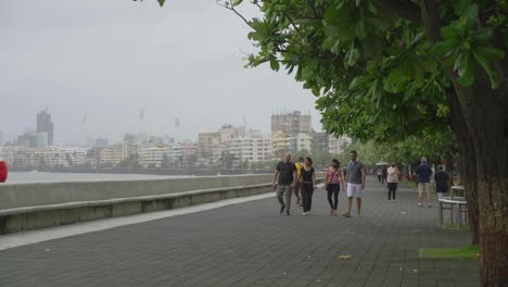 Gente-Caminando-Tranquilamente-Por-El-Paseo-Marítimo-Y-Sin-Seguir-El-Distanciamiento-Social-Durante-La-Pandemia-Del-Coronavirus-En-Mumbai,-India