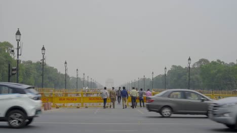 Barricada-De-La-Policía-De-Delhi-En-La-Entrada-De-La-Famosa-Puerta-De-La-India-En-El-Camino-De-Kartavya-Con-Calidad-De-Aire-Descendente,-Baja-Visibilidad,-Smog-Gris,-Cielo-Nublado,-India