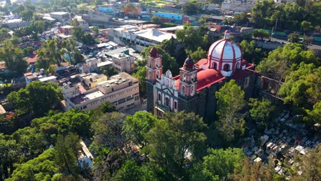 Aerial-orbit-of-Iztapalapa-Cathedral,-Señor-de-la-Cuevita-in-CDMX,-Mexico---atrium-full-of-greenery