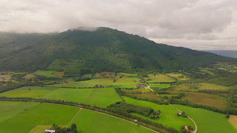 Paisaje-Rural-Del-Oeste-De-Noruega,-Pastos-Verdes-Y-Montañas-Boscosas