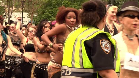 NYPD-Polizist-Sorgt-Dafür,-Dass-Menschenmengen-Und-Menschen-Beim-Marsch-Sicher-Sind